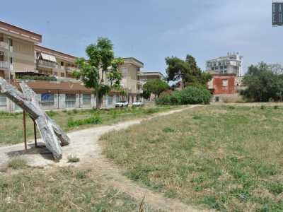 ...si ferma inevitabilmente ad ammirare tre grandi e strane opere adagiate sul campo incolto prospicente la storica Villa Giustiniani